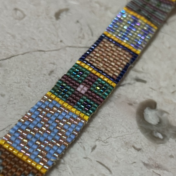 New Handmade Beaded Bracelet-Seed Beads in a Quilt Pattern-Gold Tone Closure - Picture 12 of 16